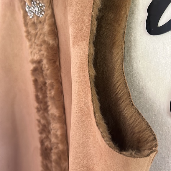 Badgley Mischka FAUX Fur/Suede Vest Jewelled Closure CAMEL US XL - Picture 5 of 7